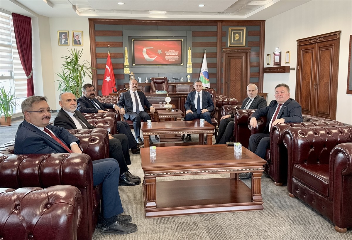 Sağlık-Sen Genel Başkanı Mahmut Faruk Doğan (sol 4), Kırşehir Ahi Evran Üniversitesi (KAEÜ)...