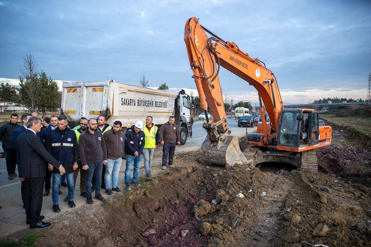 Sakarya'da hayata geçirilecek 17 kilometrelik 11 istasyondan oluşan metrobüs projesinde çalışmalar...