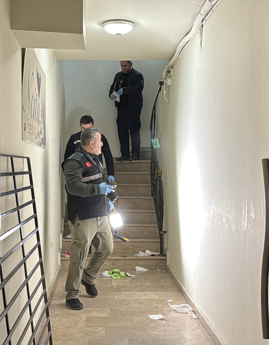 Sakarya'nın Adapazarı ilçesinde bıçaklı saldırıda ağır yaralanan kadın hastanede tedavi altına...