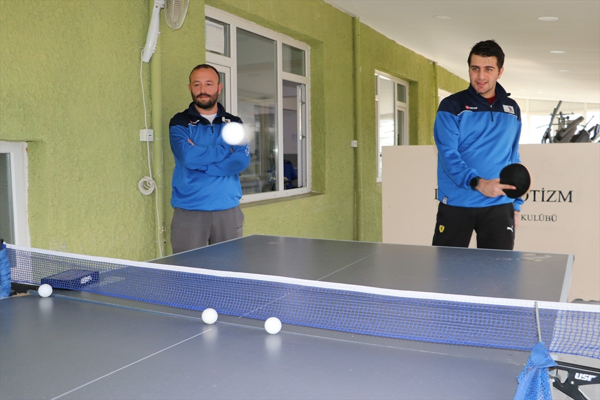 Sakarya'nın Sapanca ilçesinde yaşayan otizmli masa tenisi sporcusu Zeki Yusuf Çelik (sağda)...