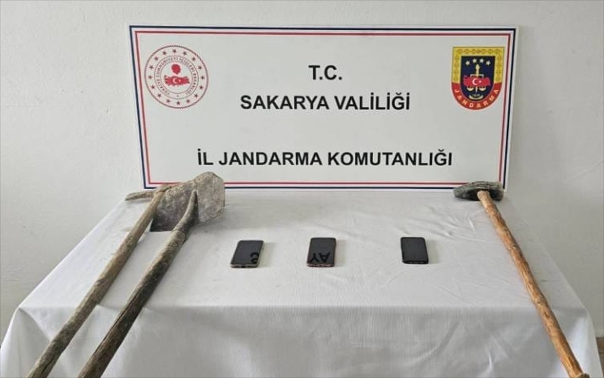 Sakarya'nın Taraklı ilçesinde kaçak kazı yapan 11 zanlı, jandarma ekiplerince fotokapan sayesinde...