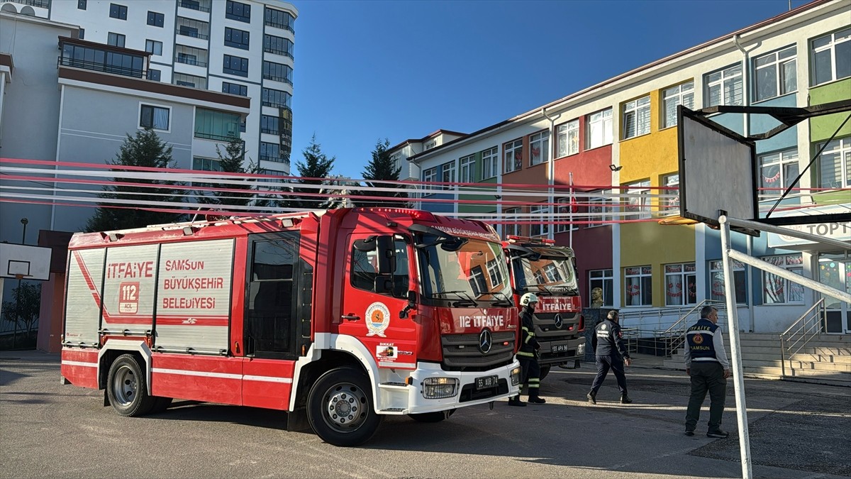Samsun'un Canik ilçesinde 3 katlı okul binasının zemin katında çıkan yangın söndürüldü....