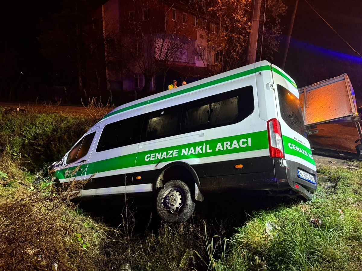 Samsun'un Çarşamba ilçesinde cenazeye gidenlerin bulunduğu minibüsün sulama kanalına düşmesi...