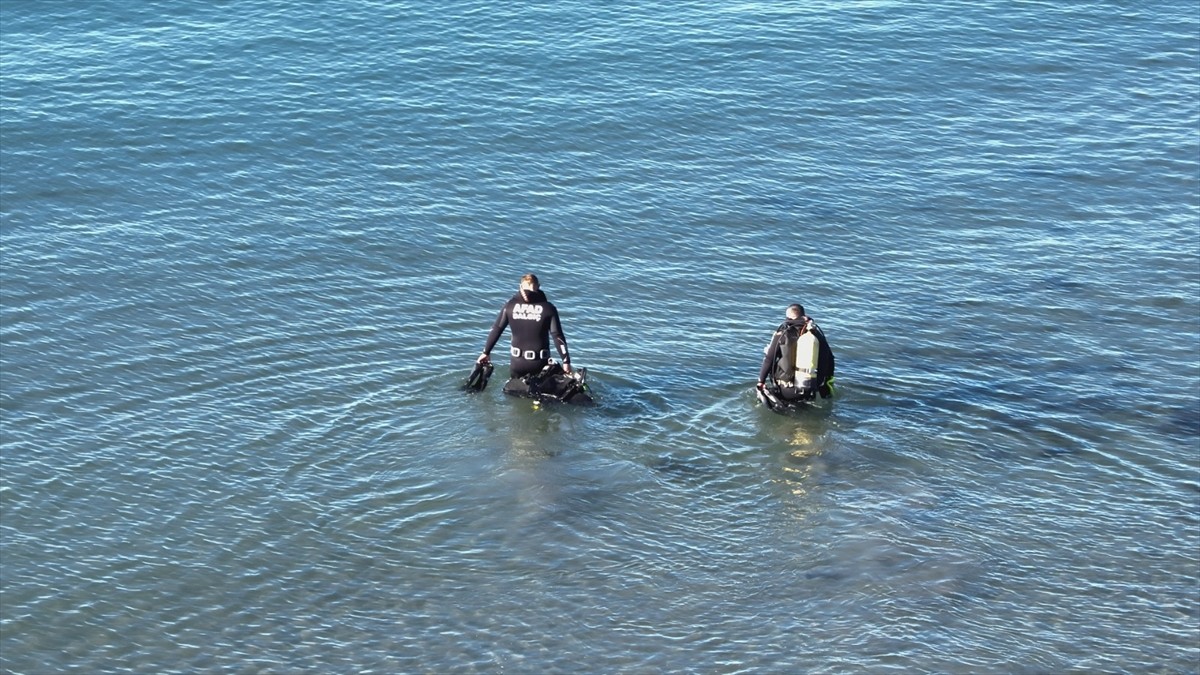 Samsun'un Çarşamba ilçesinde tekneyle açıldığı denizde kaybolan balıkçının bulunması için...