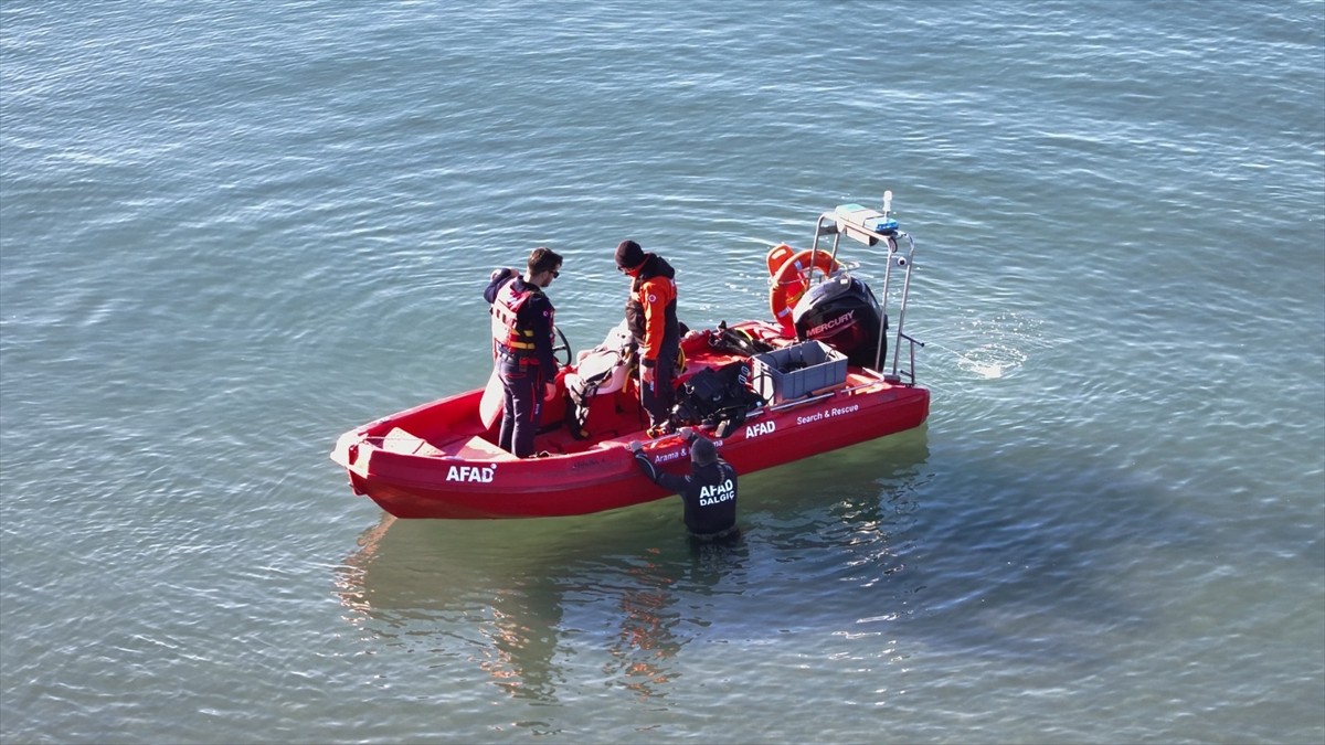 Samsun'un Çarşamba ilçesinde tekneyle açıldığı denizde kaybolan balıkçının bulunması için...