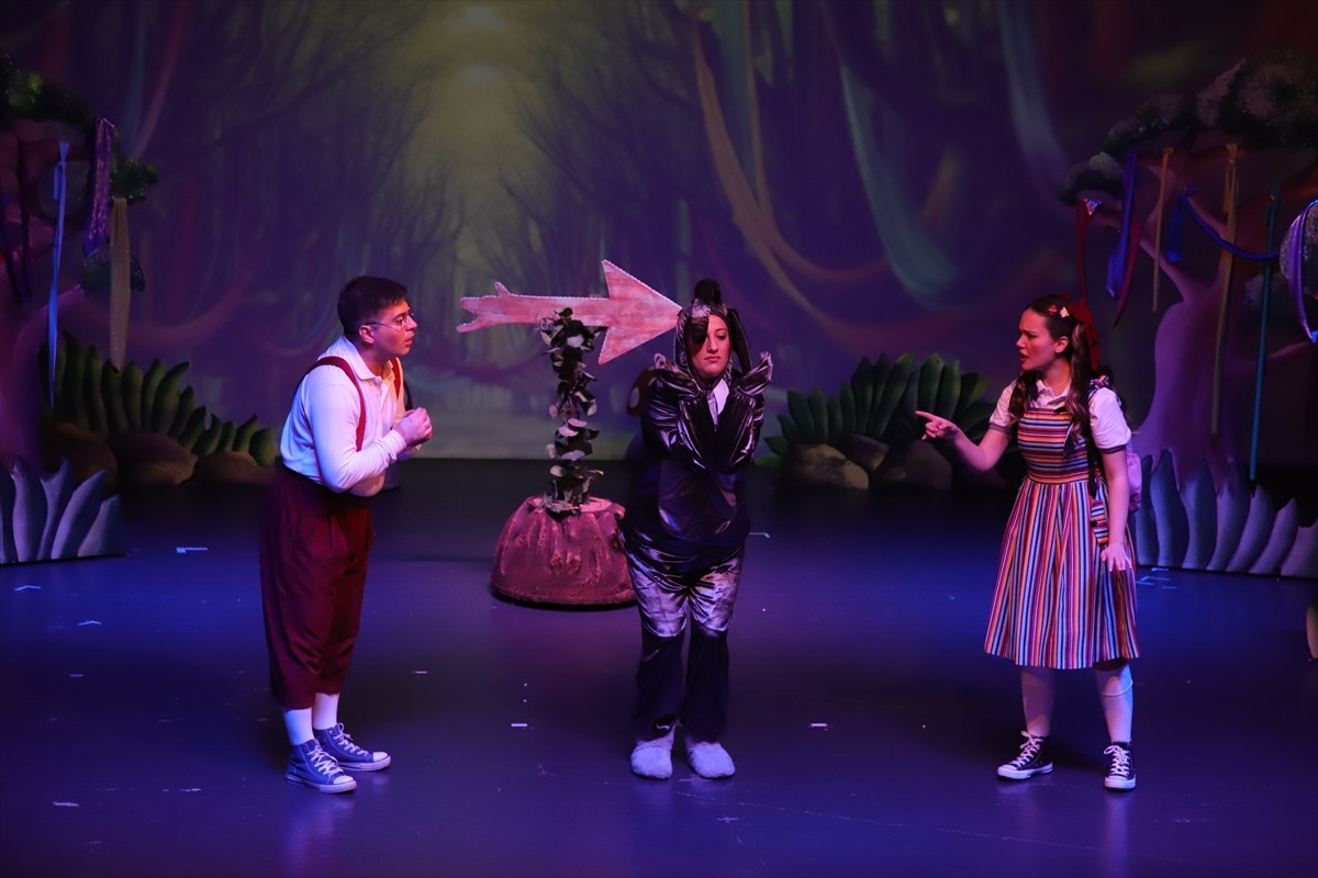 Samsun Devlet Opera ve Balesi (SAMDOB), "Okulumuz Orman" çocuk oyununu minik sanatseverlerle...