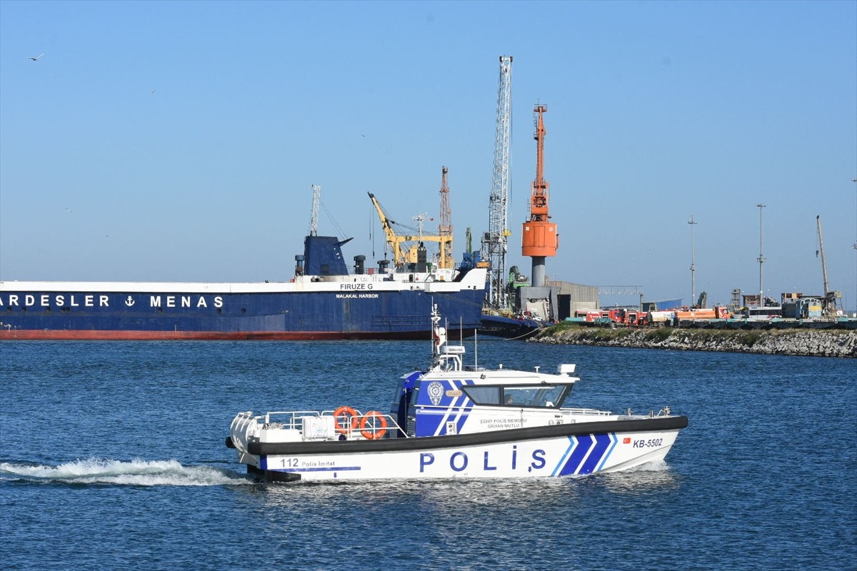 Samsun Limanı'nda bulunan kuru yük gemisinde çıkan yangın, itfaiye ekiplerinin çalışmasıyla...