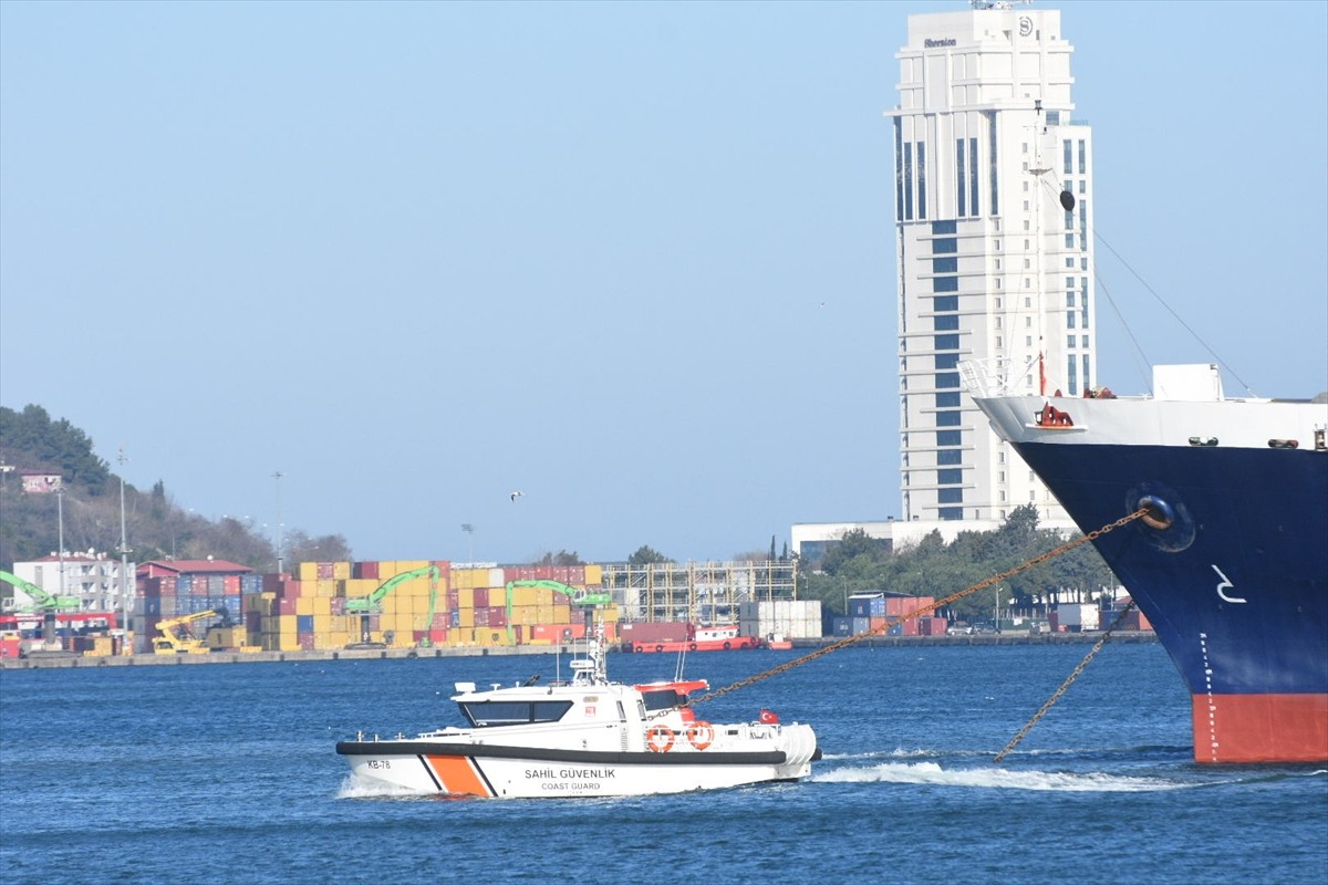 Samsun Limanı'nda bulunan kuru yük gemisinde çıkan yangın, itfaiye ekiplerinin çalışmasıyla...
