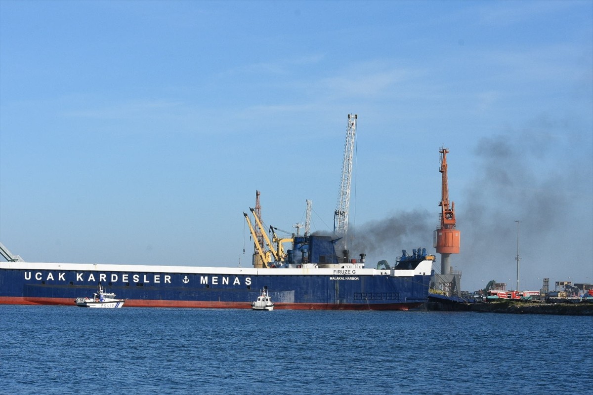 Samsun Limanı'nda bulunan "Firuze G." isimli kuru yük gemisinde çıkan yangının söndürülmesi için...