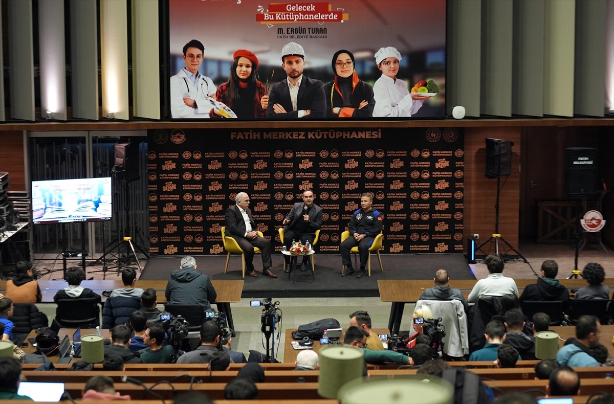 Sanayi ve Teknoloji Bakanı Mehmet Fatih Kacır (ortada), Fatih Belediye Başkanı Mehmet Ergün Turan...