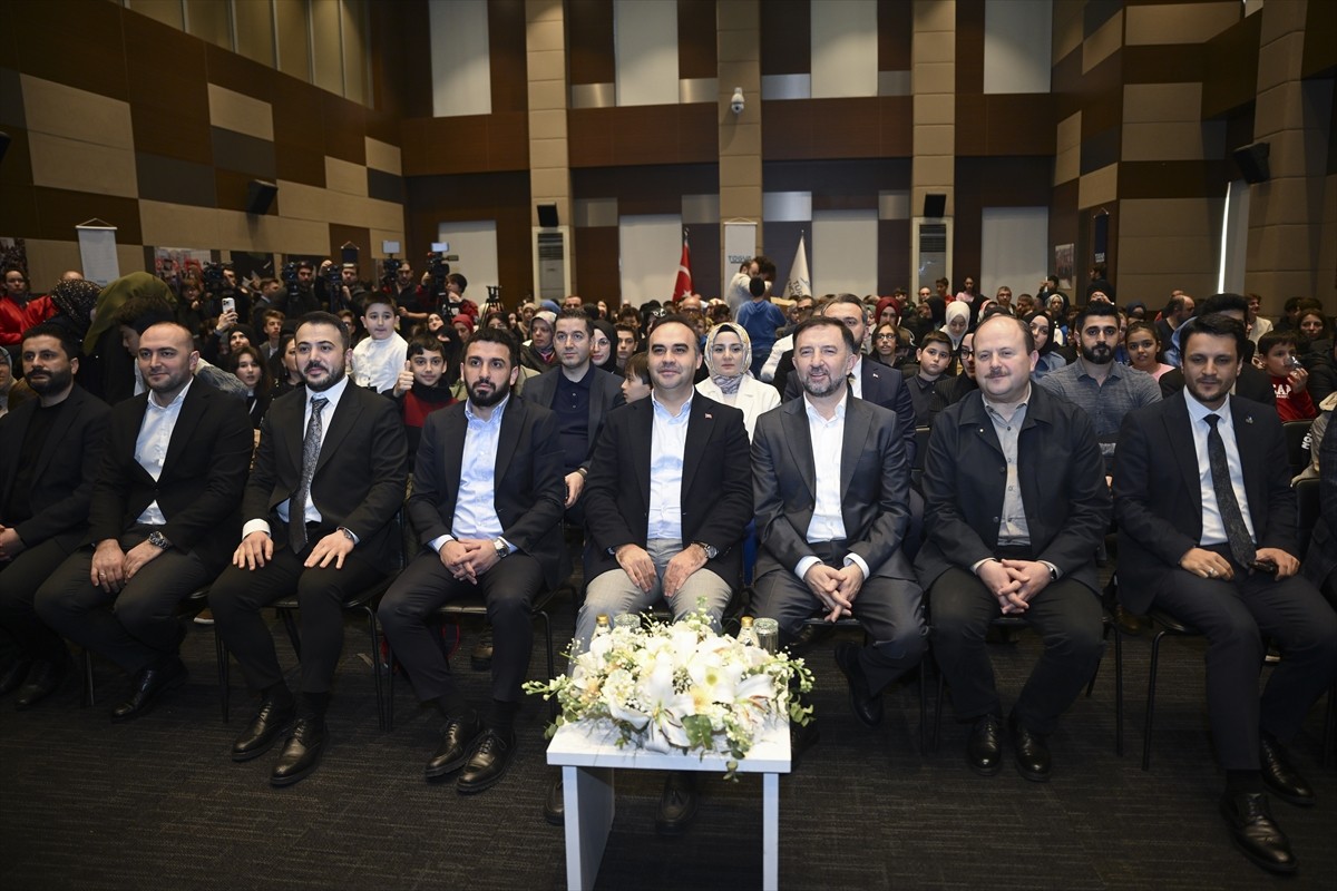 Sanayi ve Teknoloji Bakanı Mehmet Fatih Kacır (ortada), Türkiye Gençlik Vakfı (TÜGVA) tarafından...