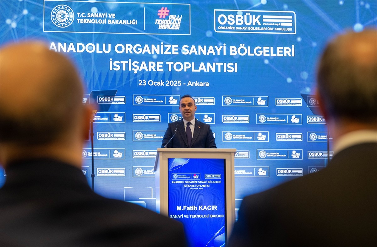 Sanayi ve Teknoloji Bakanı Mehmet Fatih Kacır (sol 2), Ankara Grand Mercure Otel'de...