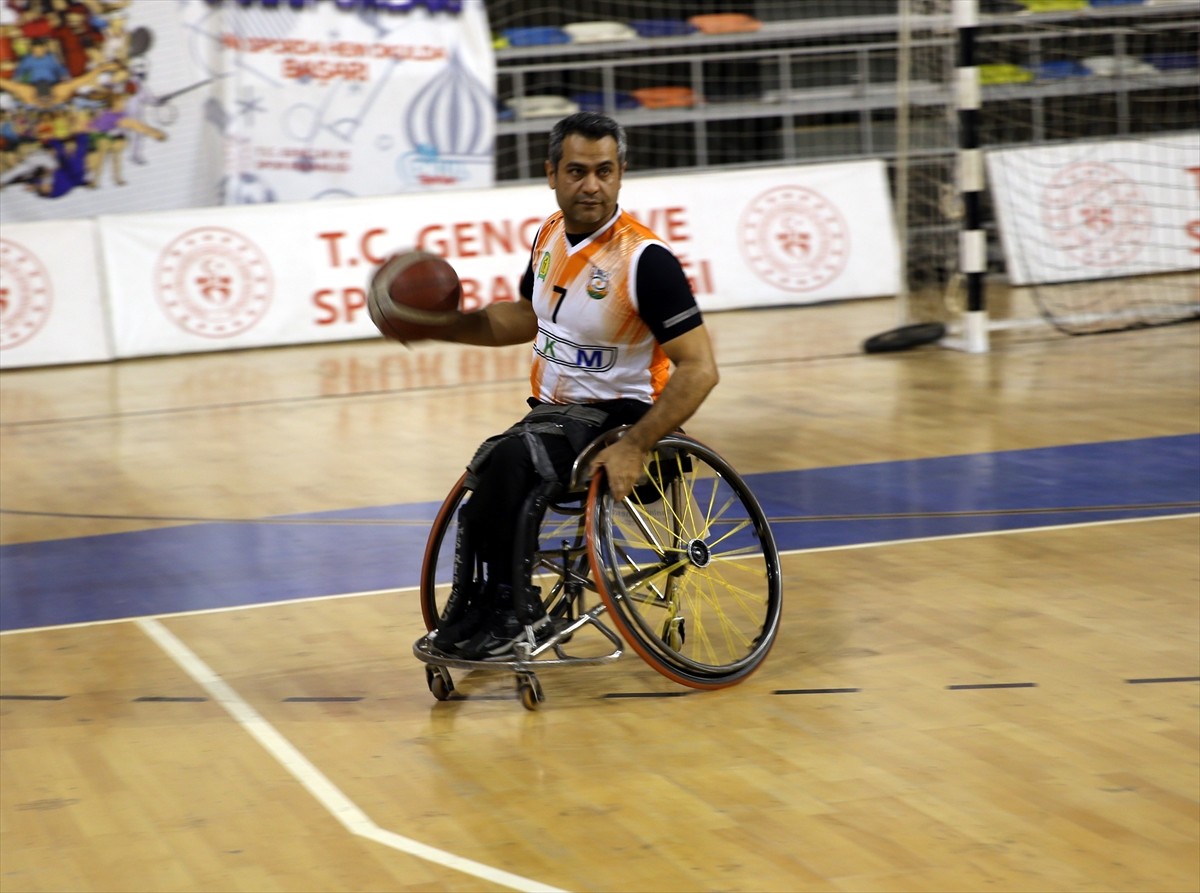 Şanlıurfa'da 2 yaşında geçirdiği çocuk felci nedeniyle engelli olan ve 17 yaşına kadar dışarı...