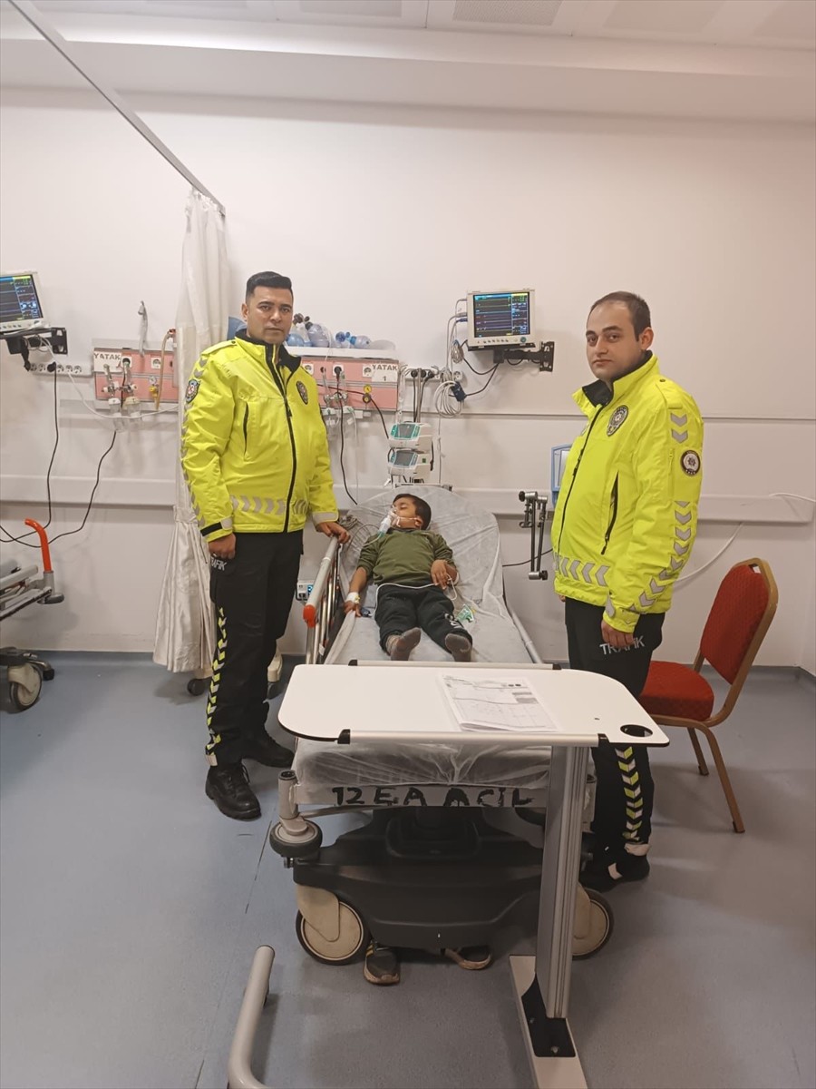 Şanlıurfa'da nefes borusuna meyve parçası kaçan çocuk, polisin Heimlich manevrası sayesinde...