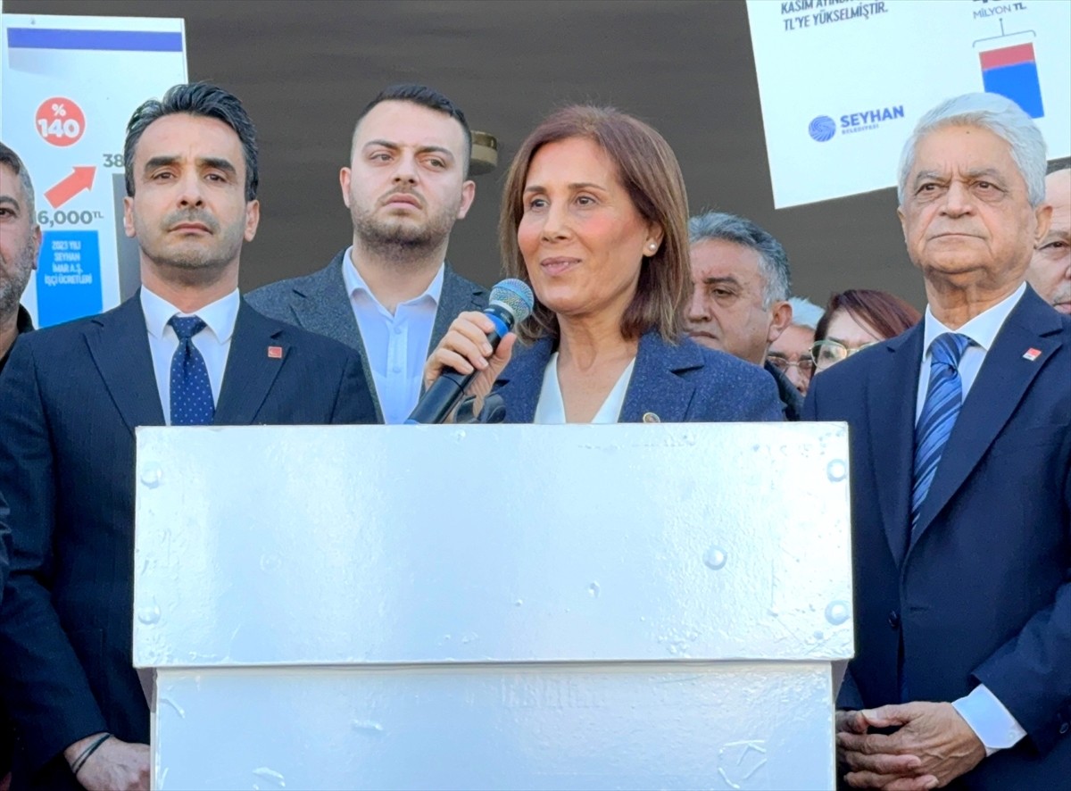 Seyhan Belediye Başkanı Oya Tekin, belediye hizmet binası önünde  basın açıklaması yaptı.