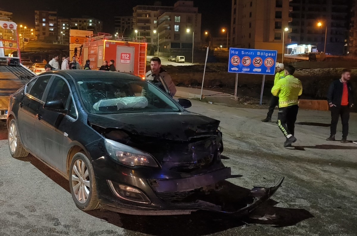 Siirt'te iki otomobilin çarpışması sonucu 4 kişi yaralandı. İhbar üzerine bölgeye 112 Acil Sağlık...