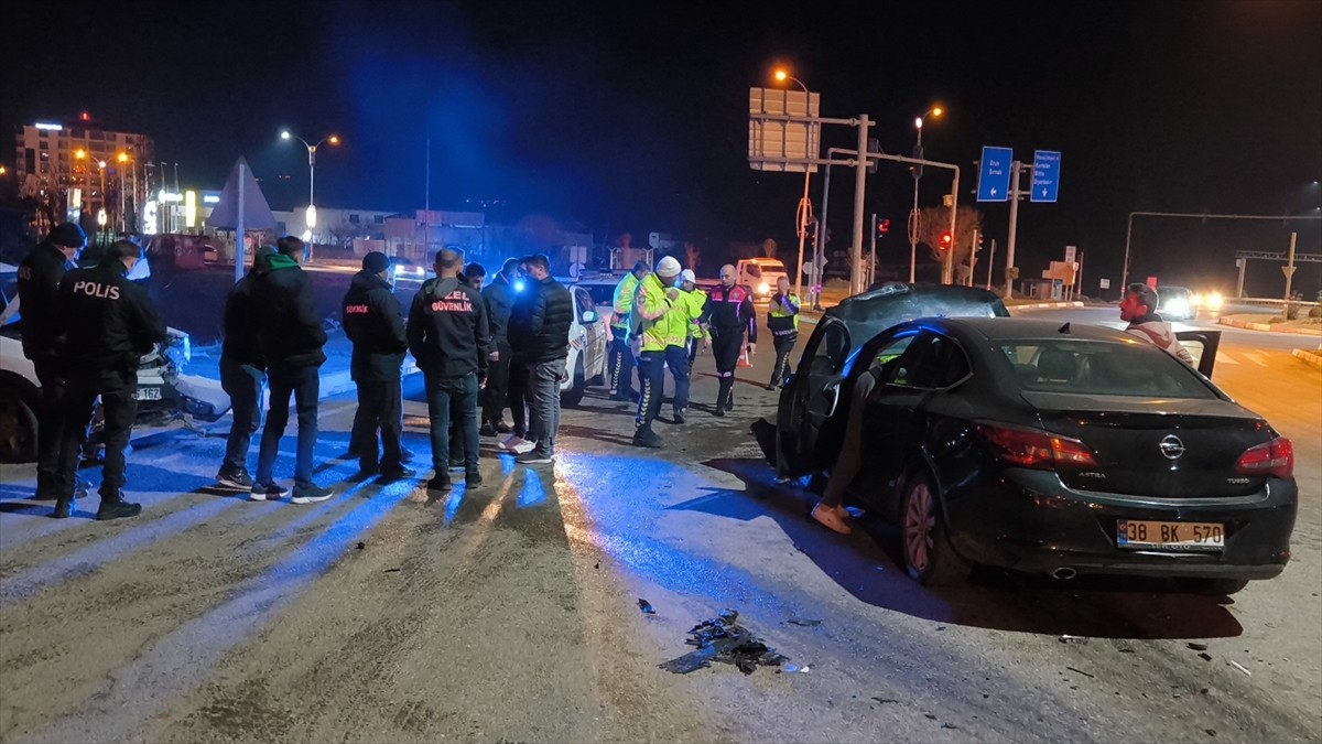 Siirt'te iki otomobilin çarpışması sonucu 4 kişi yaralandı. İhbar üzerine bölgeye 112 Acil Sağlık...