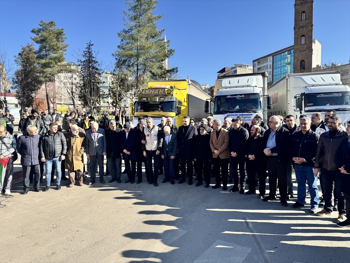 Siirt'te insani yardım malzemelerinden oluşan 3 tır, Suriye'ye uğurlandı. İHH Siirt İl Temsilcisi...