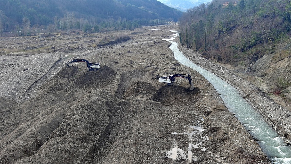 Sinop'ta 2021'de yaşanan sel felaketinden etkilenen ırmaklardan Devlet Su İşleri (DSİ) ekiplerince...