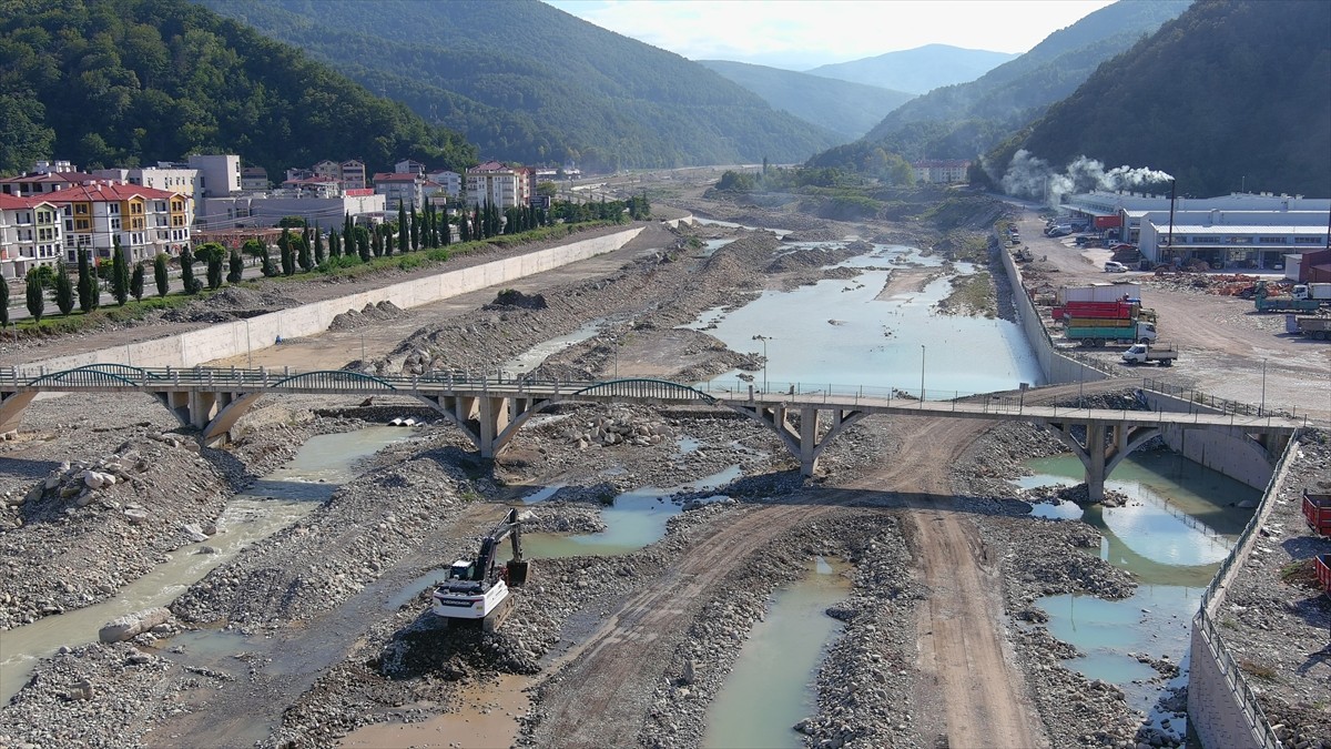 Sinop'ta 2021'de yaşanan sel felaketinden etkilenen ırmaklardan Devlet Su İşleri (DSİ) ekiplerince...