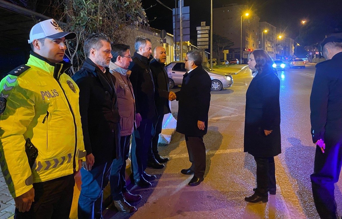 Sinop Valisi Mustafa Özarslan, yılbaşı gecesi görev yapan polis ve jandarma ekiplerini ziyaret...