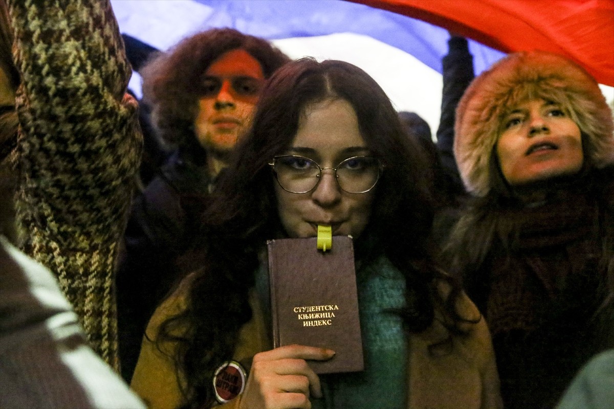 Sırbistan'da tren istasyonunda beton sundurmanın çökmesi sonucu 15 kişinin öldüğü kazanın ardından...
