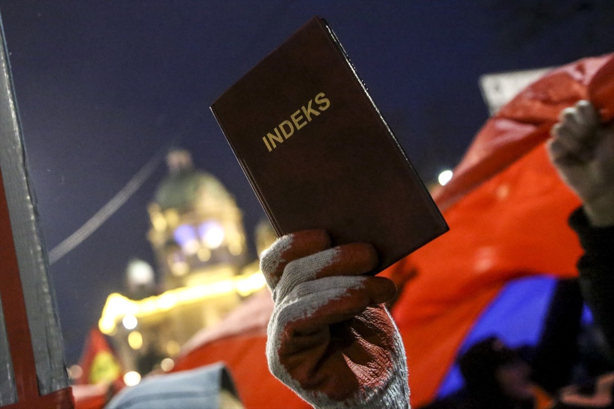 Sırbistan'da tren istasyonunda beton sundurmanın çökmesi sonucu 15 kişinin öldüğü kazanın ardından...