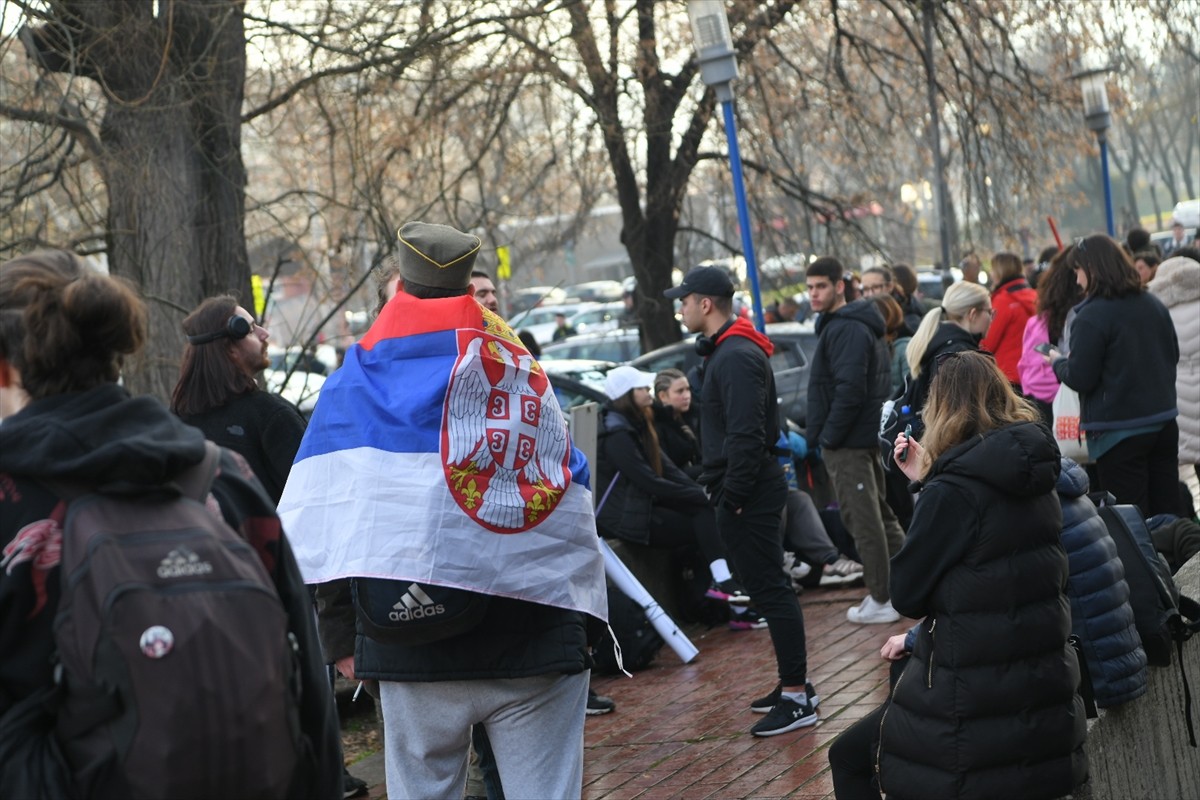 Sırbistan'ın başkenti Belgrad'da toplanan üniversite öğrencileri, 15 kişinin öldüğü tren...