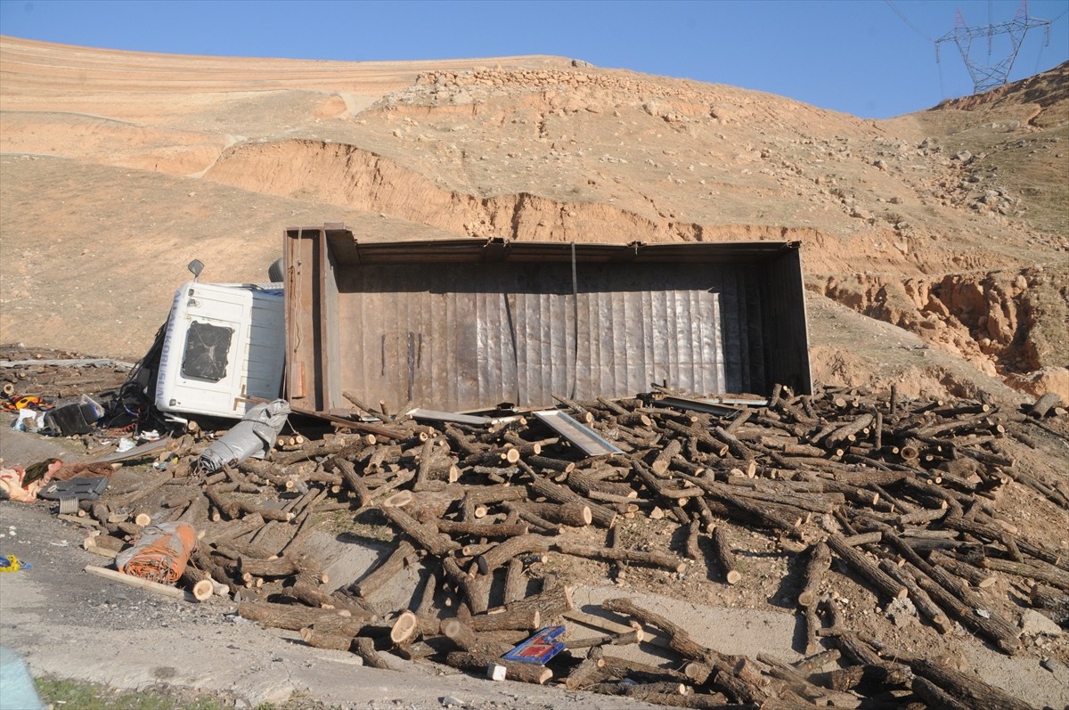 Şırnak'ın Cizre ilçesinde meydana gelen trafik kazasında 2 kişi ağır yaralandı.