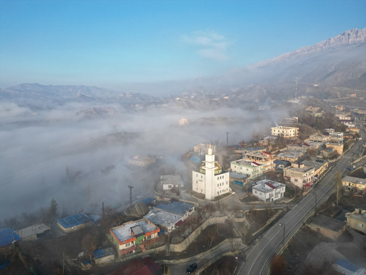 Şırnak'ın Uludere ilçesinde gökyüzünü kaplayan sis tabakası dronla kaydedildi. İlçede etkili olan...