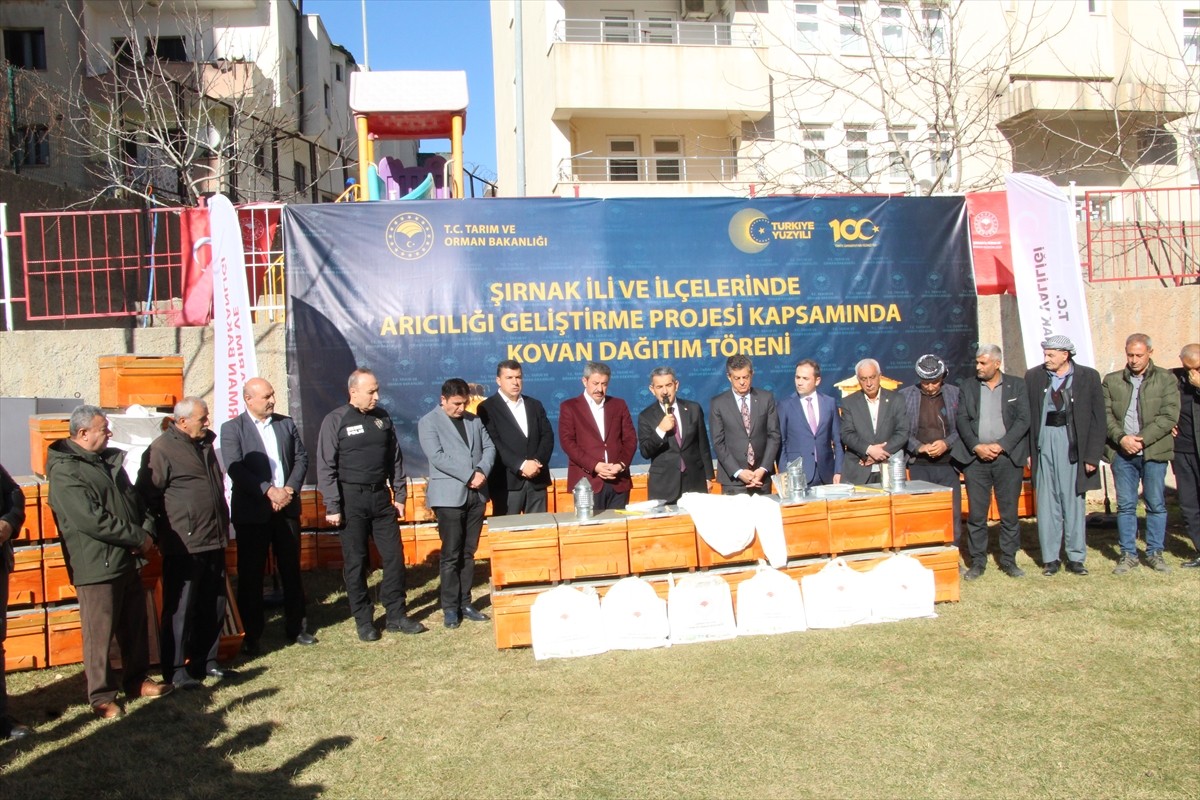Şırnak'ta üreticilere yüzde 70 hibe ile 4 bin 600 arı kovanı ve ekipmanı dağıtıldı. Şırnak Valisi...