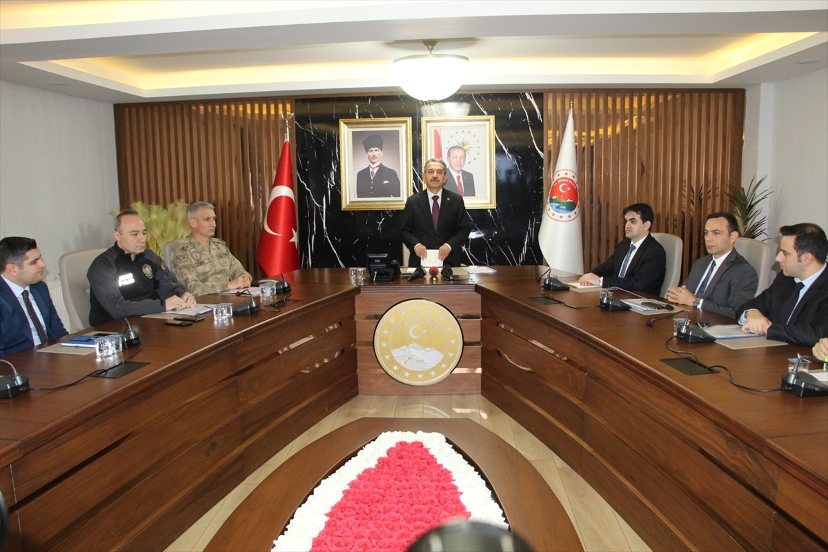 Şırnak'ta, Vali Birol Ekici (ortada) başkanlığında İl Jandarma Komutanı Tuğgeneral Mevlüt Dirim...