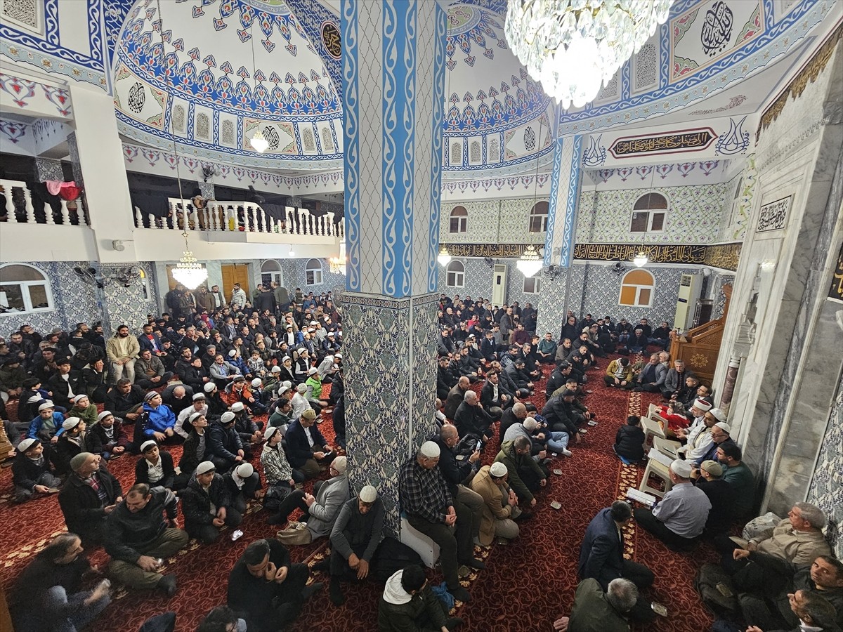 Şırnak'ta Yeni Mahalle Geylani Camisi'nde Regaip Kandili dolayısıyla program düzenlendi.