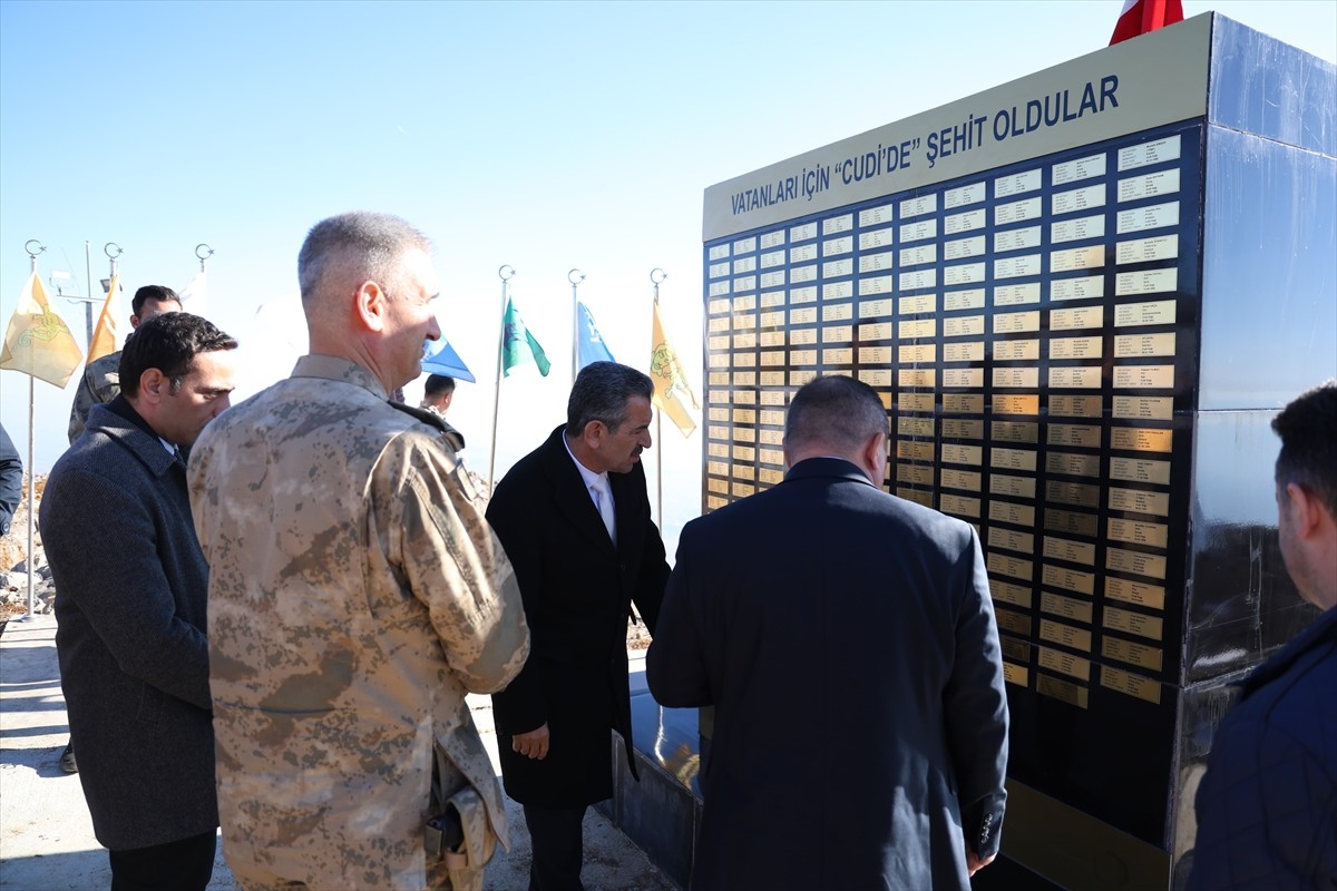 Şırnak Valisi Birol Ekici ve beraberindekiler Cudi Dağı Sefine bölgesinde incelemelerde...