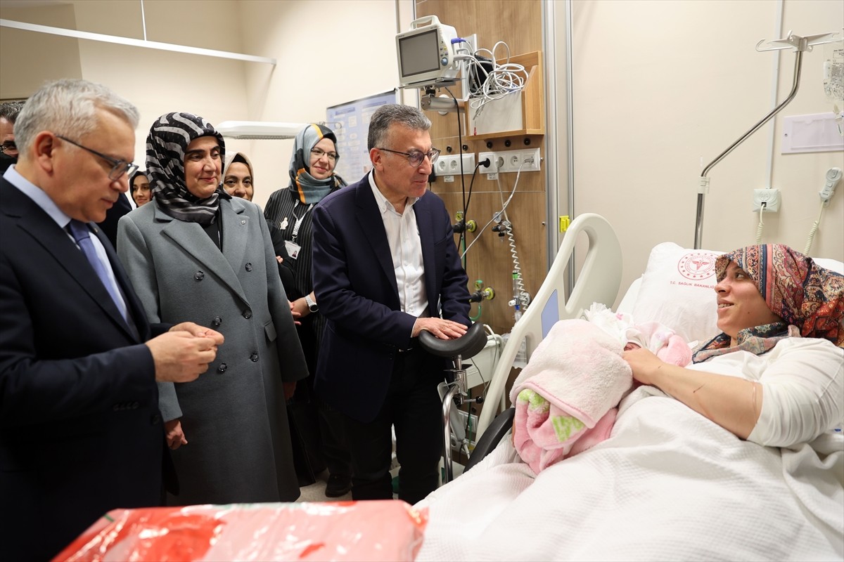 Sivas'ta 2025 yılının ilk dakikalarında dünyaya gelen bebeklere "Zeynep Asel" ve "Alvin" isimleri...