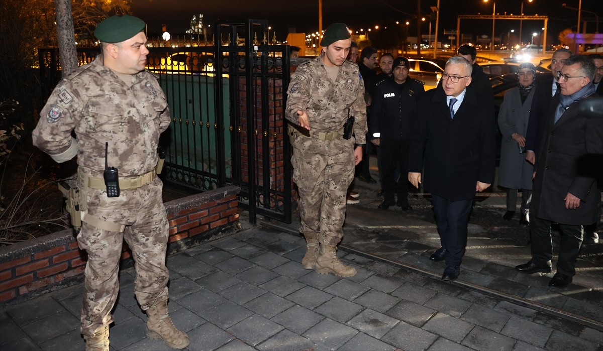 Sivas'ta 3 bin 765 güvenlik personeliyle yılbaşı denetimleri gerçekleştiriliyor. Sivas Valisi...