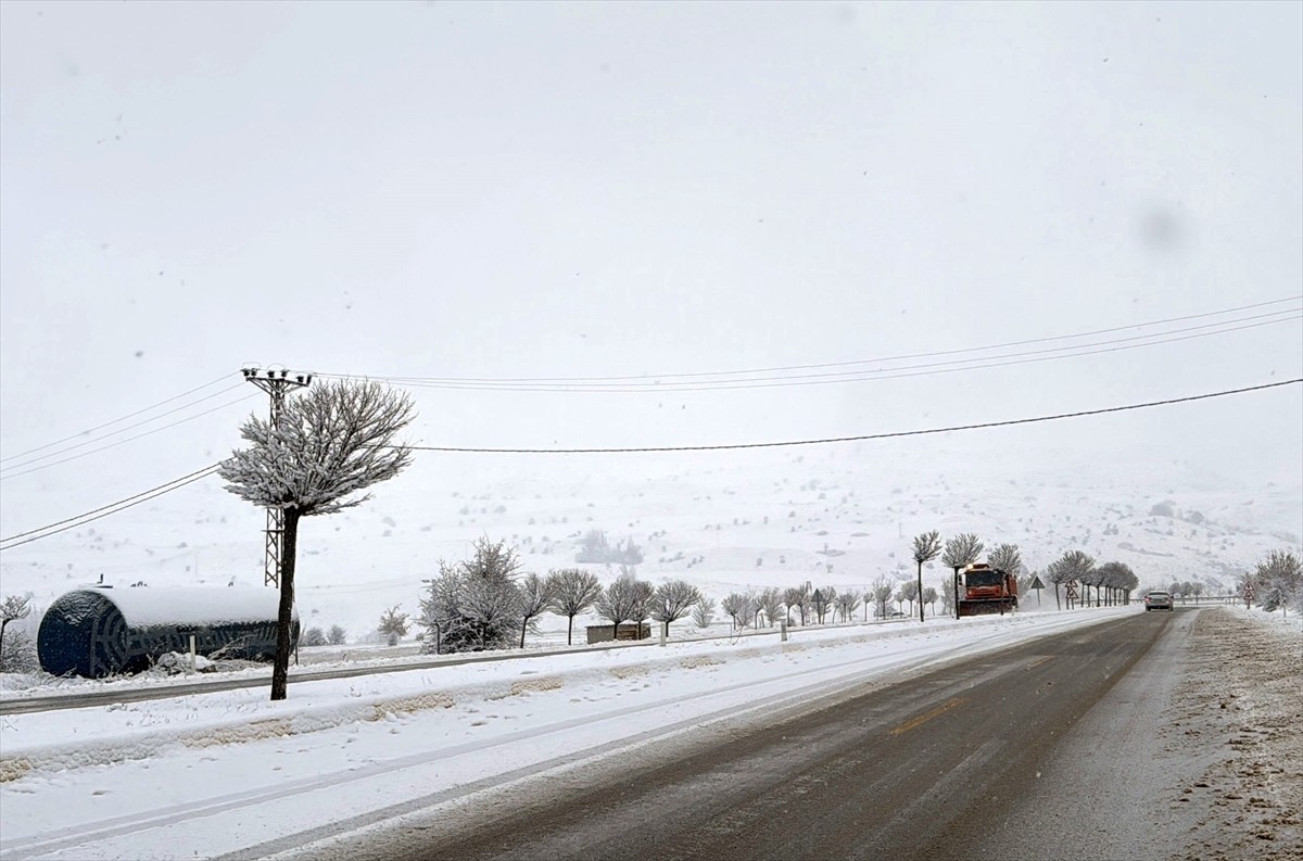Sivas'ta etkili olan kar yağışı kent merkezini beyaza bürüdü. Sivas Nuri Demirağ Havalimanı...