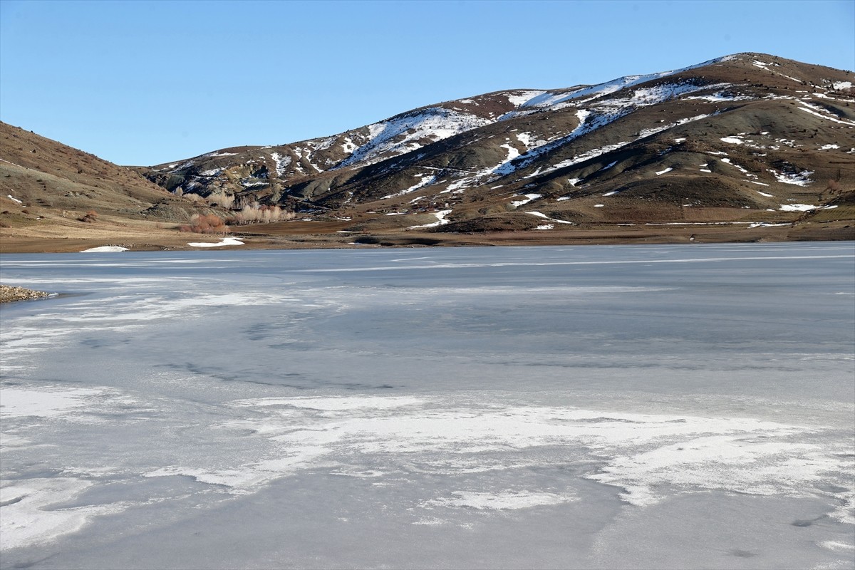 Sivas'ta soğuk hava nedeniyle Yıldız Göleti'nin yüzeyi buzla kaplandı.