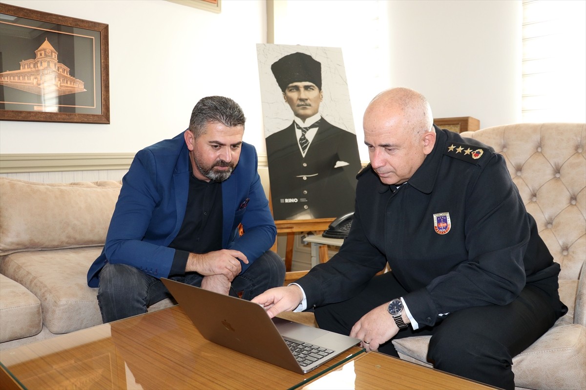 Sivas Emniyet Müdürü Burhan Akçay (fotoğrafta) ve İl Jandarma Komutanı Kıdemli Albay Adem Taşkın...
