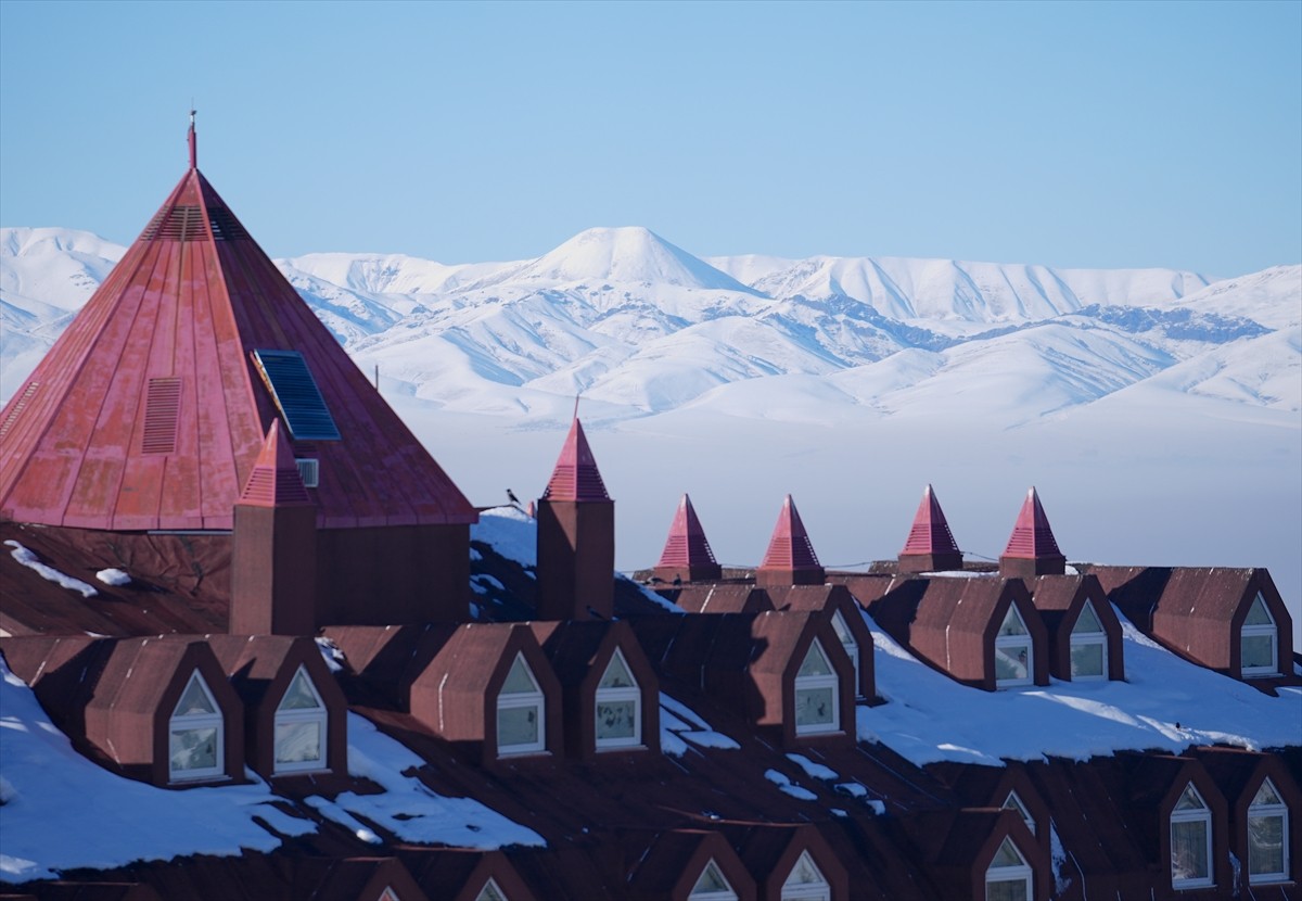 Soğuk havanın etkisini sürdürdüğü Erzurum'da karla kaplanan kent merkezi ile çevresindeki dağlar...