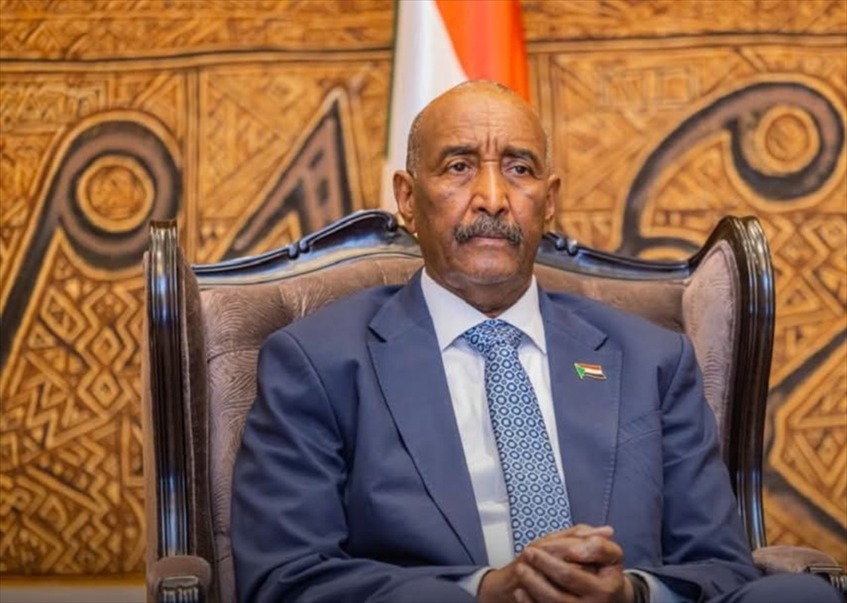 Sudan Egemenlik Konseyi Başkanı Abdulfettah el-Burhan (solda), Mali Devlet Başkanı Assimi Goita...