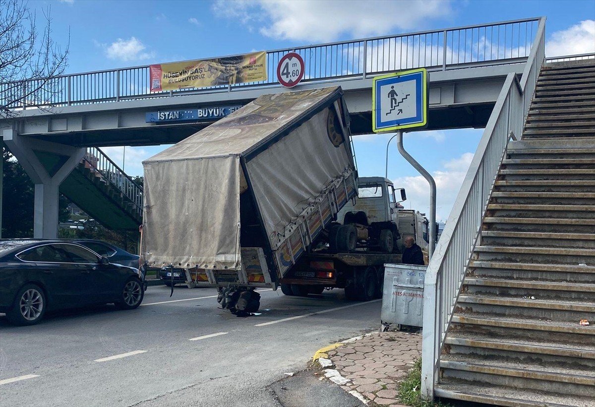 Sultanbeyli'de çekici aracının üzerinde bulunan kamyonun kasası üst geçide çarptı.