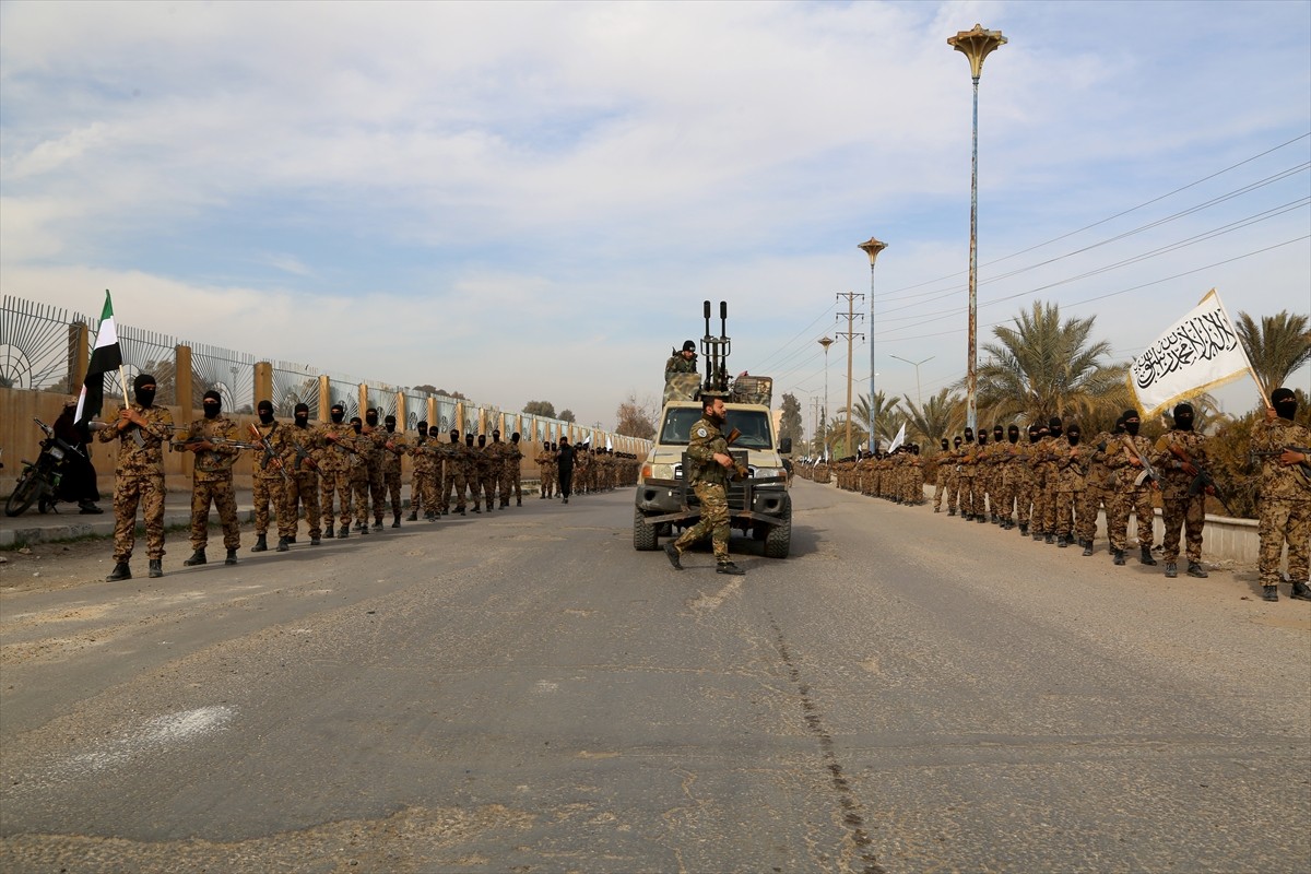 Suriye'de geçici hükümete bağlı güvenlik güçleri Deyrizor kent merkezinde ağır silahlarla geçit...