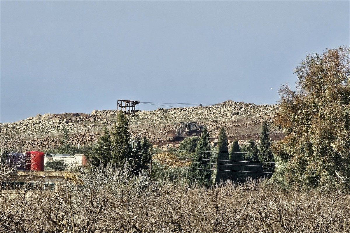 Suriye topraklarında işgale devam eden İsrail ordusu, başkent Şam'daki Mezze Askeri Havalimanı'na...