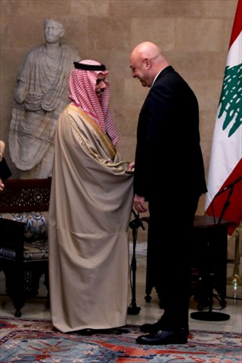 Suudi Arabistan Dışişleri Bakanı Faysal bin Ferhan (solda), Lübnan'a gerçekleştirdiği resmi...