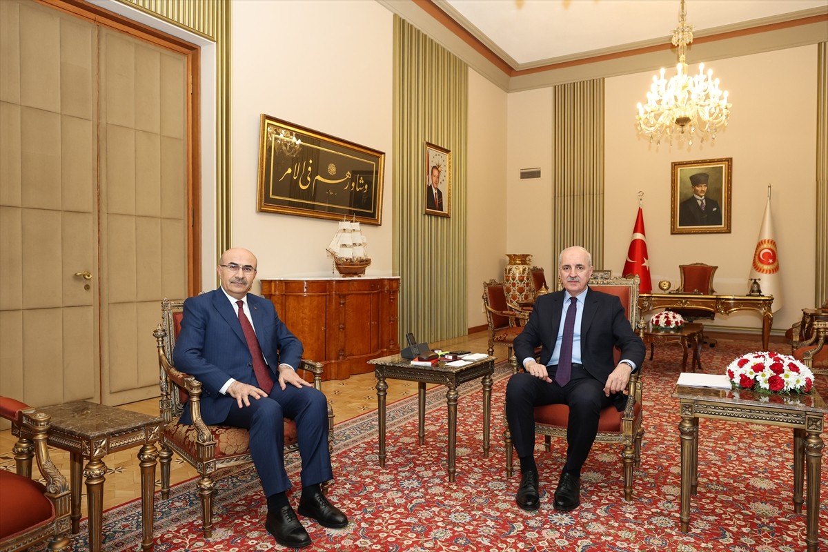 TBMM Başkanı Numan Kurtulmuş (sağda), Emniyet Genel Müdürü Mahmut Demirtaş'ı (solda) kabul...