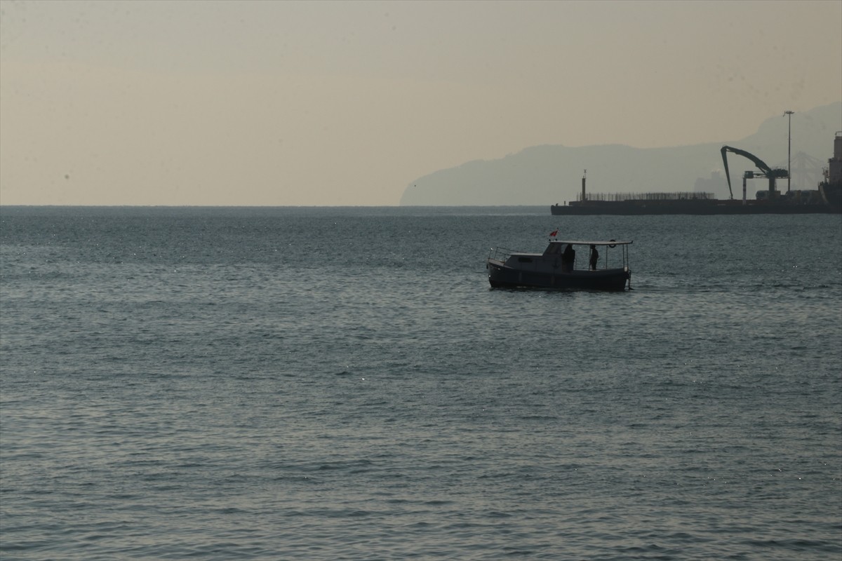 Tekirdağ'da 5 gündür süren poyrazın etkisini yitirmesiyle deniz ulaşımı normale döndü. Bölgede...