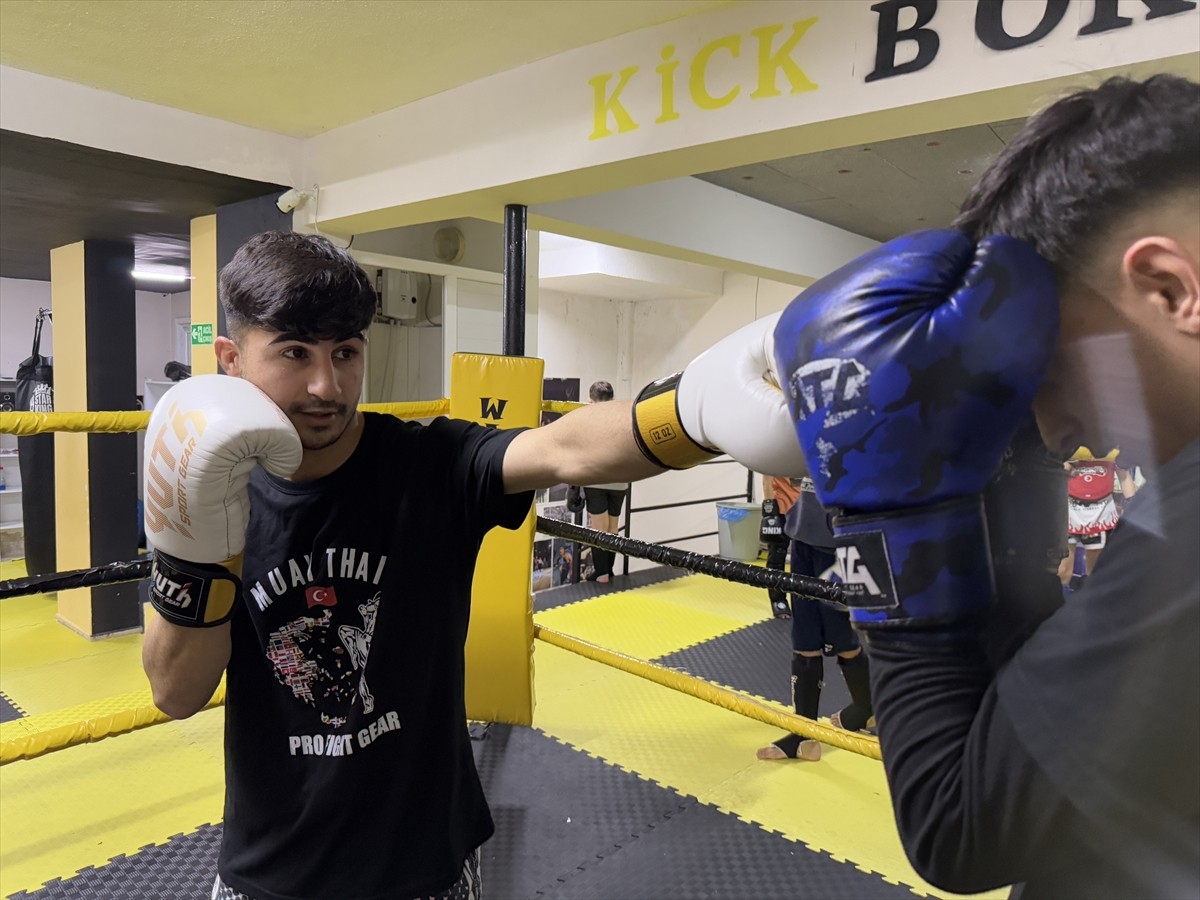 Tekirdağ'da öğretmeninin yönlendirmesiyle başladığı muaythai branşında Türkiye ve Avrupa...