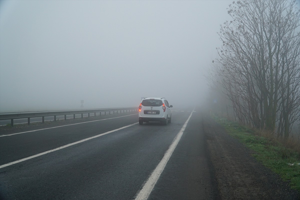Tekirdağ'da sis hayatı olumsuz etkiledi. Sis nedeniyle görüş mesafesi düştü.