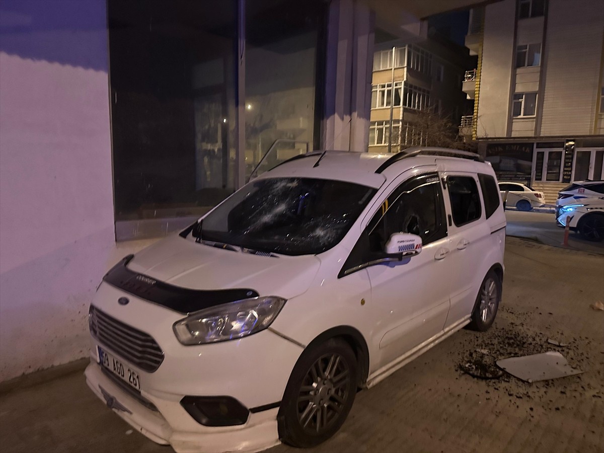 Tekirdağ'ın Çerkezköy ilçesinde, husumetlisinin aracına zarar veren şüpheli gözaltına...